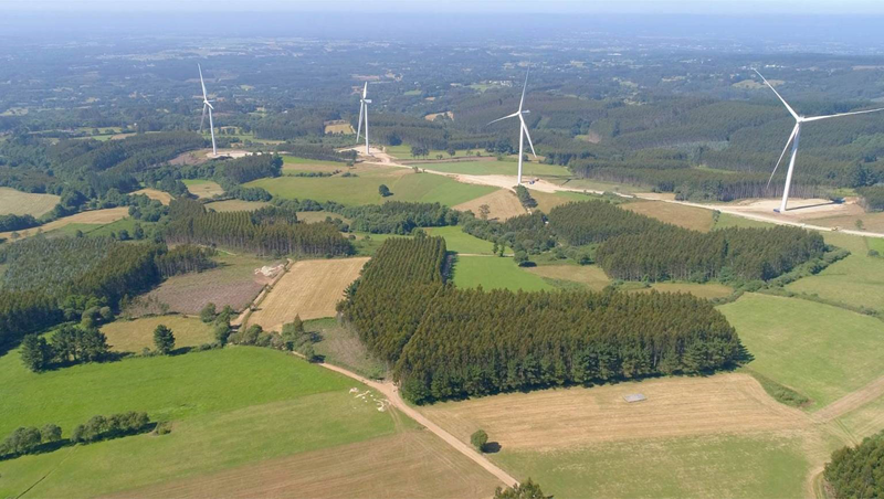 Vista aérea de un parque eólico. 