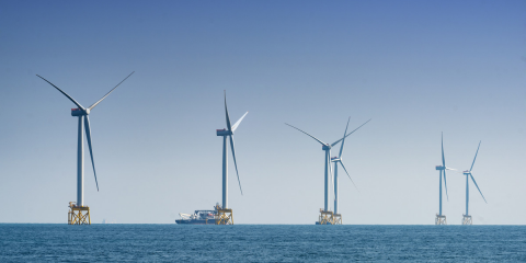 El parque eólico offshore East Anglia One en el mar del Norte conecta a la red su primer aerogenerador