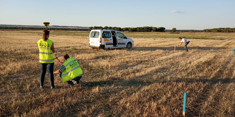 Trabajadores realizando mediciones para la construcción del parque fotovoltaico.