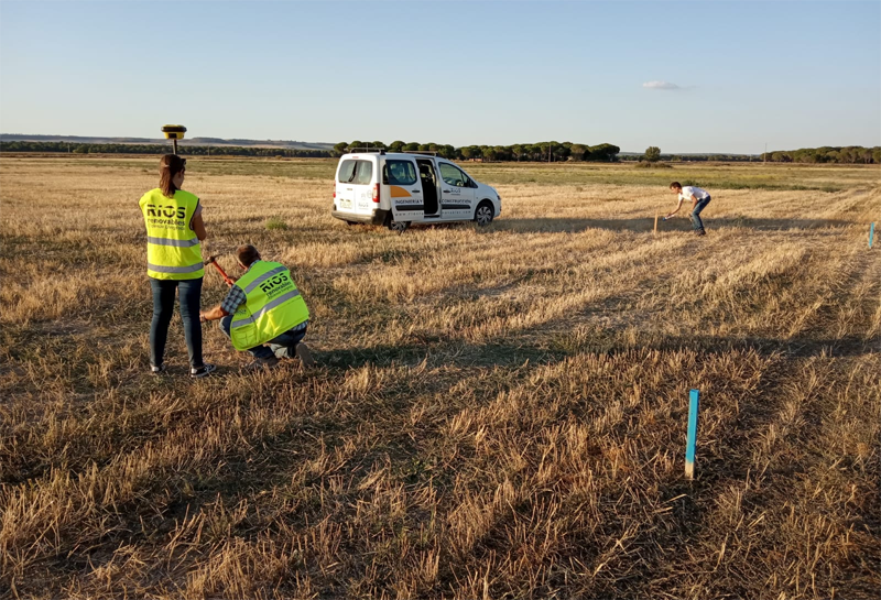 Trabajadores realizando mediciones para la construcción del parque fotovoltaico. 