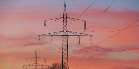 El uso de las capacidades de la tecnología IoT para garantizar el servicio de las redes eléctricas