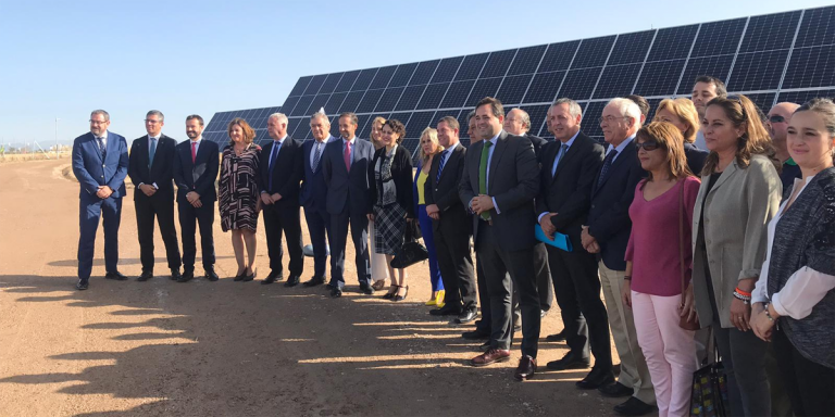 Las autoridades delante de unos de los paneles solares del parque fotovoltaico el día de la inauguración.