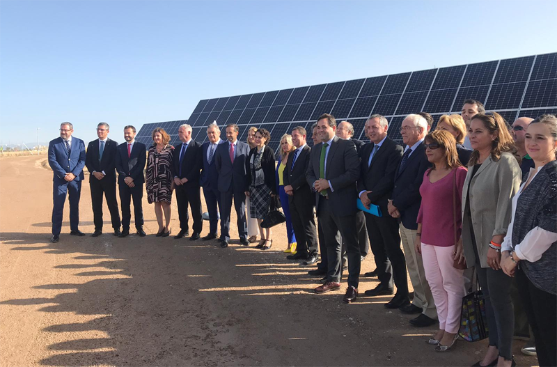 Las autoridades delante de unos de los paneles solares del parque fotovoltaico el día de la inauguración. 