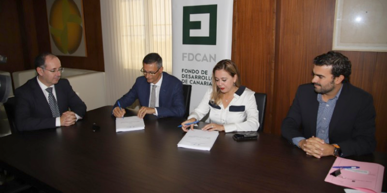 María Dolores Corujo, presidenta del Consorcio del Agua y de Inalsa, y Miguel Ángel Moreno,delegado en Canarias de la empresa Elecnor S.A., durante la firma del contrato.