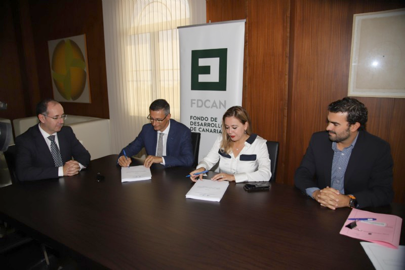María Dolores Corujo, presidenta del Consorcio del Agua y de Inalsa, y Miguel Ángel Moreno,delegado en Canarias de la empresa Elecnor S.A., durante la firma del contrato. 