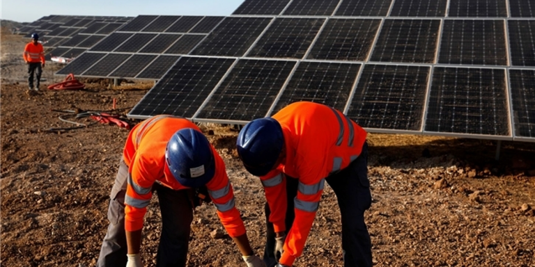 Obreros trabajando en la planta fotovoltaica Nuñez de Balboa.
