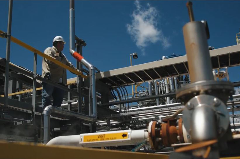 Un trabajador en una subestación eléctrica. 