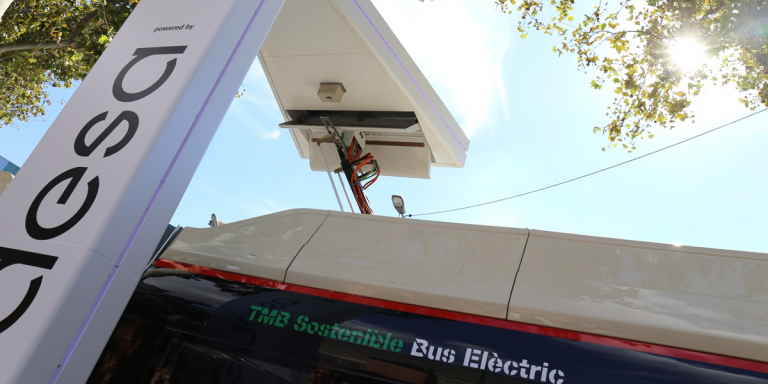 pantógrafo para recargar autobuses eléctricos en Barcelona