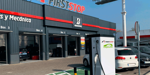 Acuerdo empresarial para instalar puntos de recarga rápida de vehículos eléctricos por la geografía española