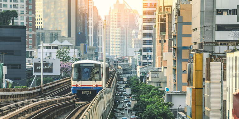 Una de las ciudades del sudeste asiático con un tren atravesando la ciudad.