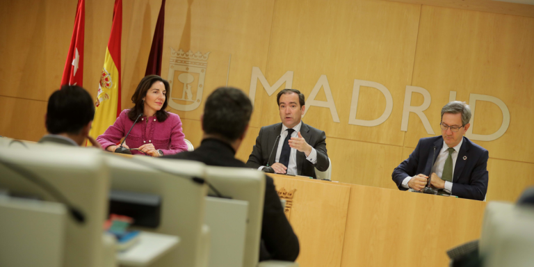 Firma de los acuerdos en el Ayuntamiento de Madrid
