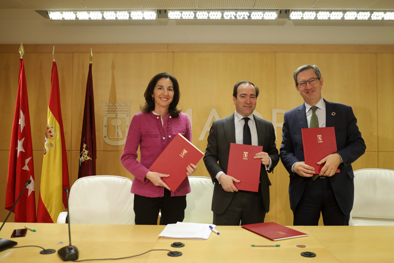 Firma de los acuerdos en el Ayuntamiento de Madrid