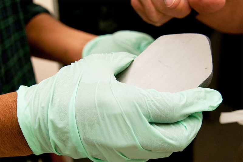 Una muestra de cristal de teluro de cadmio que se puede utilizar para fabricar células solares.