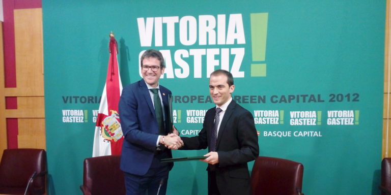 El alcalde Gorka Urtaran y el director general del Ente Vasco de Energía, Iñigo Ansola, en la firma del convenio.