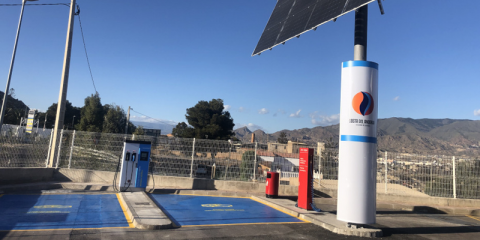 El primer punto de recarga rápida con energía solar de la región andaluza se ubica en Huércal de Almería