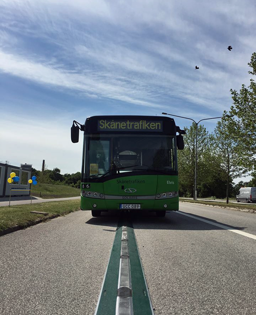 Autobús eléctrico circulando en la carretera