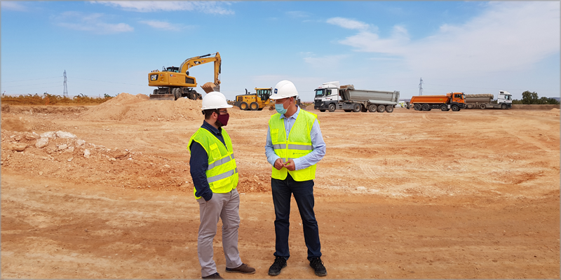 El alcalde de Cariñena, Sergio Ortiz junto a José Ignacio Lallana (REE) visitaron las obras de la subestación, que se encuentra en su fase inicial.