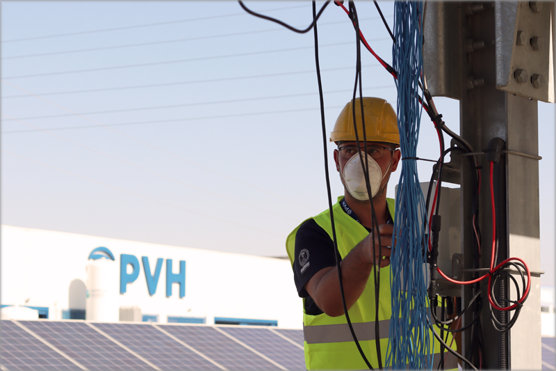 Operario de PVH con planta fotovoltaica al fondo