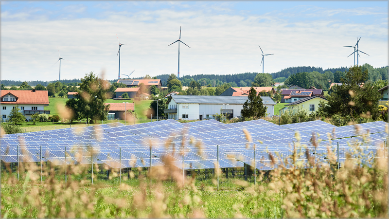 paisaje con energía eólica y fotovoltaica