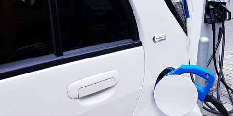 Estándar para integrar el blockchain en una red de carga de vehículos descentralizada