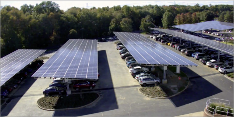 Paneles solares en aparcamiento