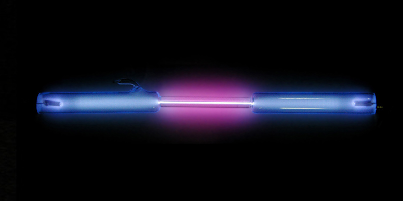 En color violeta, emisión de hidrógeno en un tubo de descarga de gases.