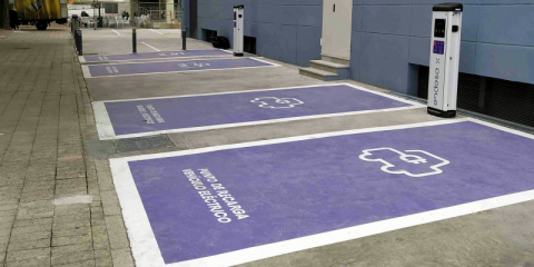 Instalados ocho puntos de recarga semirrápida en la Isla de la Cartuja de Sevilla