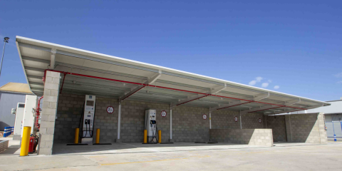 Instalada una electrolinera en un circuito de pruebas para vehículos electrificados