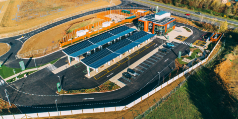 Abre una estación de recarga ultrarrápida alimentada con energía solar en Reino Unido