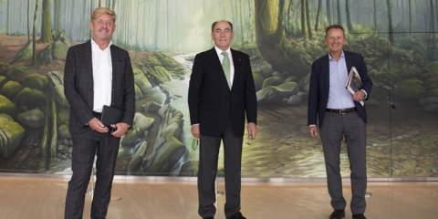 Acuerdo para desarrollar una red de recarga pública e impulsar las renovables en el ciclo de vida del VE