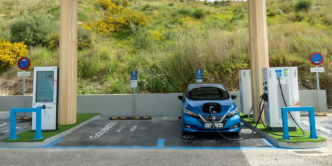 Abierto un punto de recarga ultrarrápida para VE alimentado por paneles solares en Estepona
