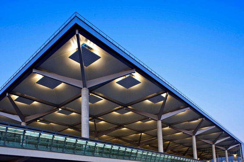 Instalaciones de aeropuerto iluminadas