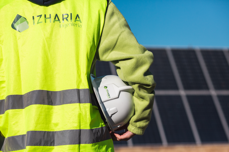 Personal de Izharia en planta fotovoltaica