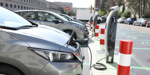Nuevos paneles solares en la sede central del Mitma para abastecer de energía renovable a la electrolinera