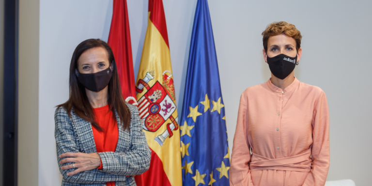 La presidenta del Gobierno de Navarra, María Chivite, y la presidenta del Grupo Red Eléctrica, Beatriz Corredor