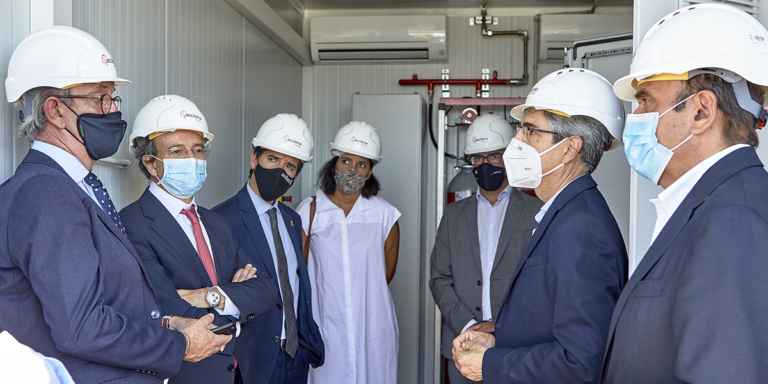 El consejero Irujo destaca la importancia de la economía circular en su visita a la primera planta de almacenamiento renovable con baterías reutilizadas en Tudela