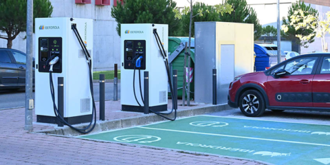 La Universidad de Castilla-La Mancha inaugura dos puntos de recarga en el campus de Cuenca