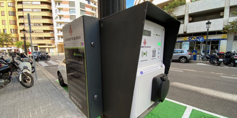 Valencia instala 22 puntos de recarga de vehículos eléctricos en farolas y pérgolas fotovoltaicas