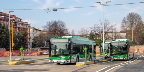 Infraestructura de energía sostenible con la celda de media tensión SM AirSeT de Schneider Electric para electrificar los autobuses de Milán