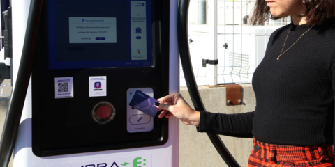 Inauguración de la primera estación de recarga ultrarrápida de VE en el área de servicio de La Junquera