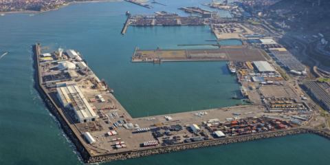 El Puerto de Bilbao suministrará electricidad a los buques atracados e instalará energías renovables