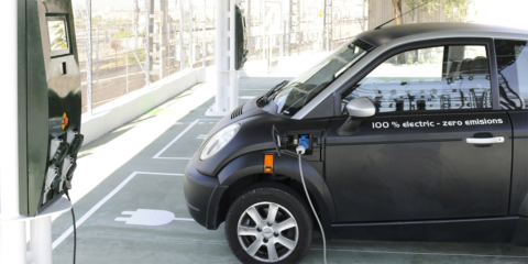 Adif lanza un proyecto de captación de energía limpia de sus catenarias para puntos de recarga rápida