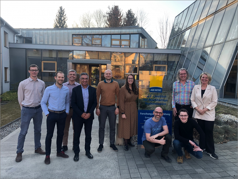 Miembros del consorcio durante la reunión final del proyecto SCORES, celebrada en Gleisdorf, donde tuvieron la oportunidad de visitar las instalaciones del edificio de demostración.
