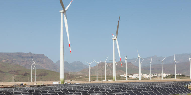 Complejo eólico y fotovoltaico de Ecoener en Gran Canaria.