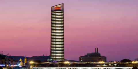 Acuerdo para ampliar la estación de recarga de vehículos eléctricos del aparcamiento de Torre Sevilla