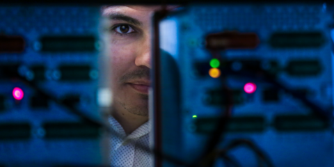 Nuevo método con blockchain para proteger las comunicaciones entre dispositivos en la red eléctrica