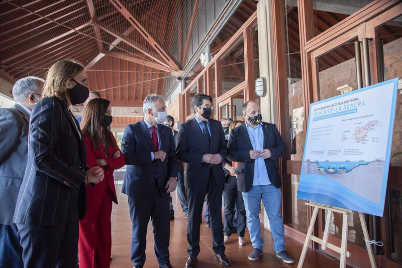 Autoridades del Gobierno de Canarias contemplan el proyecto
