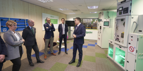 Representantes del Gobierno Vasco y Schneider Electric abordan los retos del sector eléctrico en Mungia