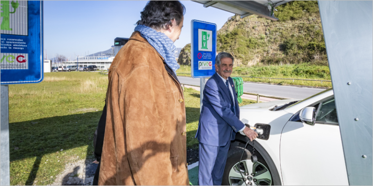 Comienza la puesta en servicio de puntos de recarga de vehículos eléctricos en los puertos de Cantabria