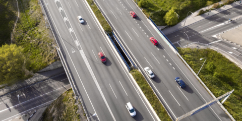 Las carreteras eléctricas contribuyen a reducir el tamaño de las baterías de los VE, según un estudio